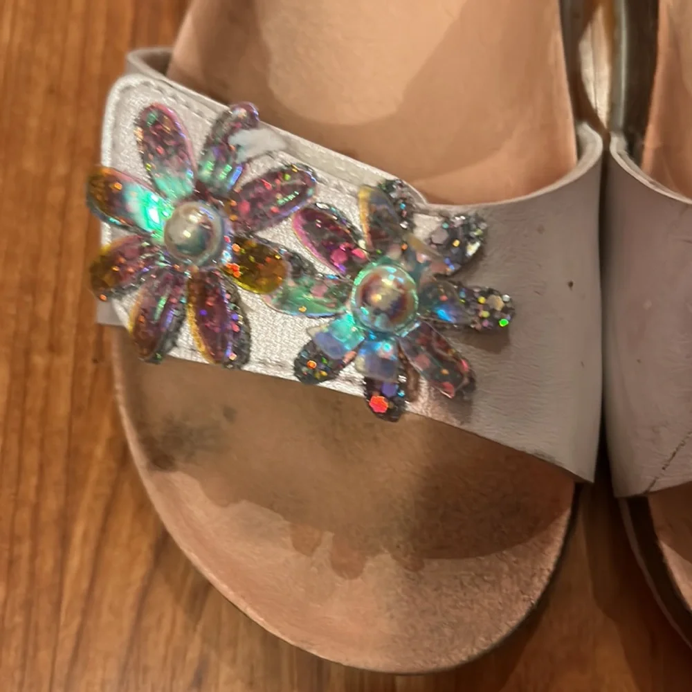 Pablosky girls sandals with silver flowers on the top. Size 5